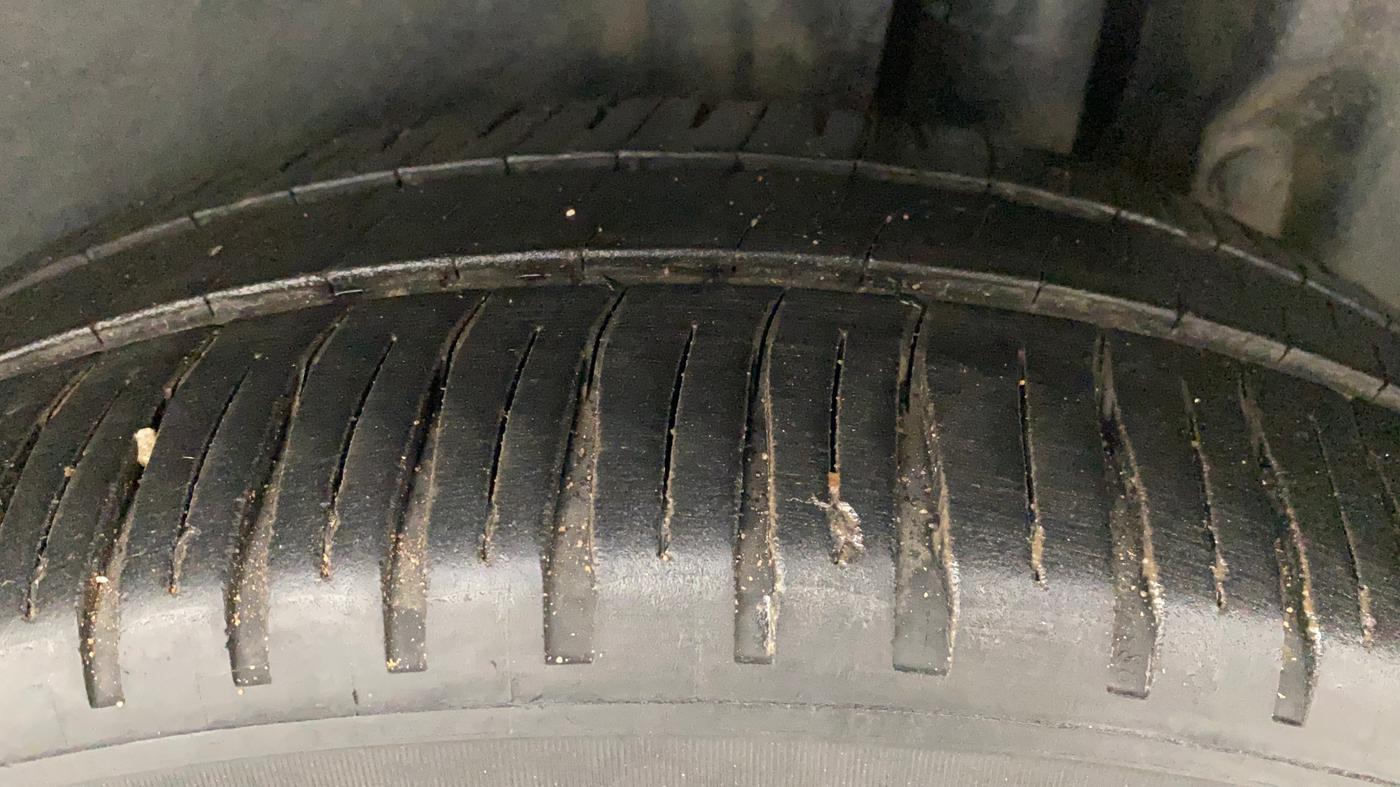 2014 Maruti Ertiga VXI, Petrol, Manual, 88,303 km, Left Rear Tyre Tread