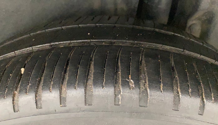 2014 Maruti Ertiga VXI, Petrol, Manual, 88,303 km, Left Rear Tyre Tread
