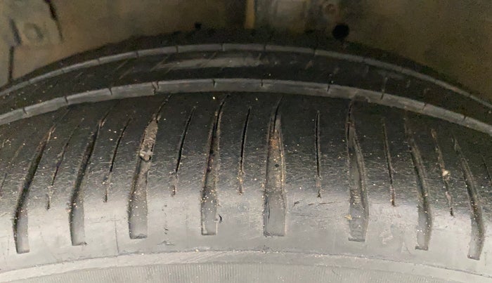 2014 Maruti Ertiga VXI, Petrol, Manual, 88,303 km, Left Front Tyre Tread