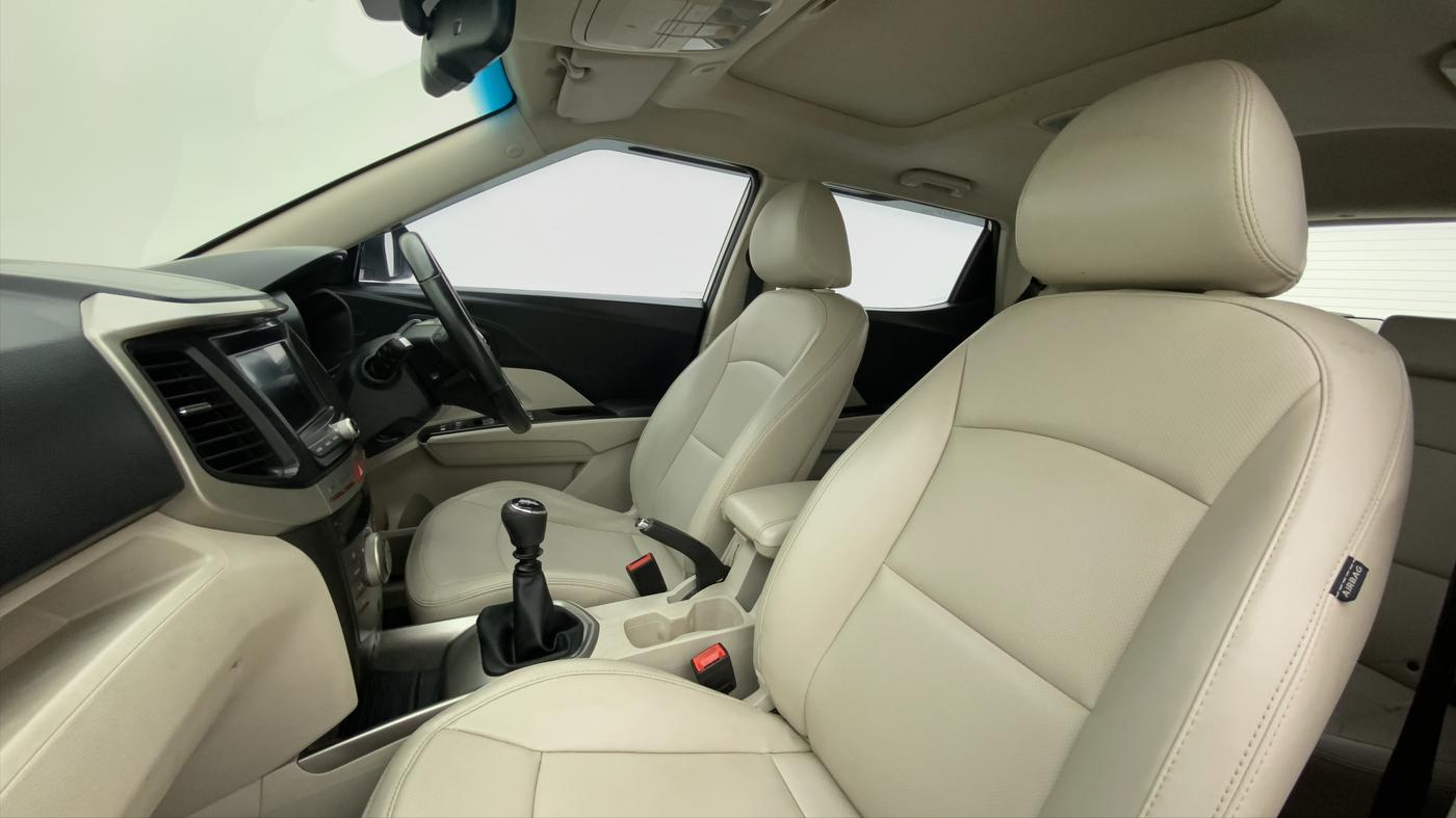 2020 Mahindra XUV300 W8 (O) 1.5 DIESEL, Diesel, Manual, 89,422 km, Right Side Front Door Cabin