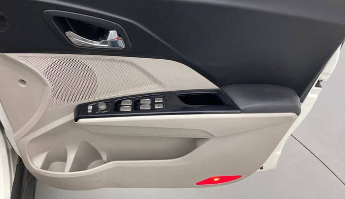 2020 Mahindra XUV300 W8 (O) 1.5 DIESEL, Diesel, Manual, 89,422 km, Driver Side Door Panels Control
