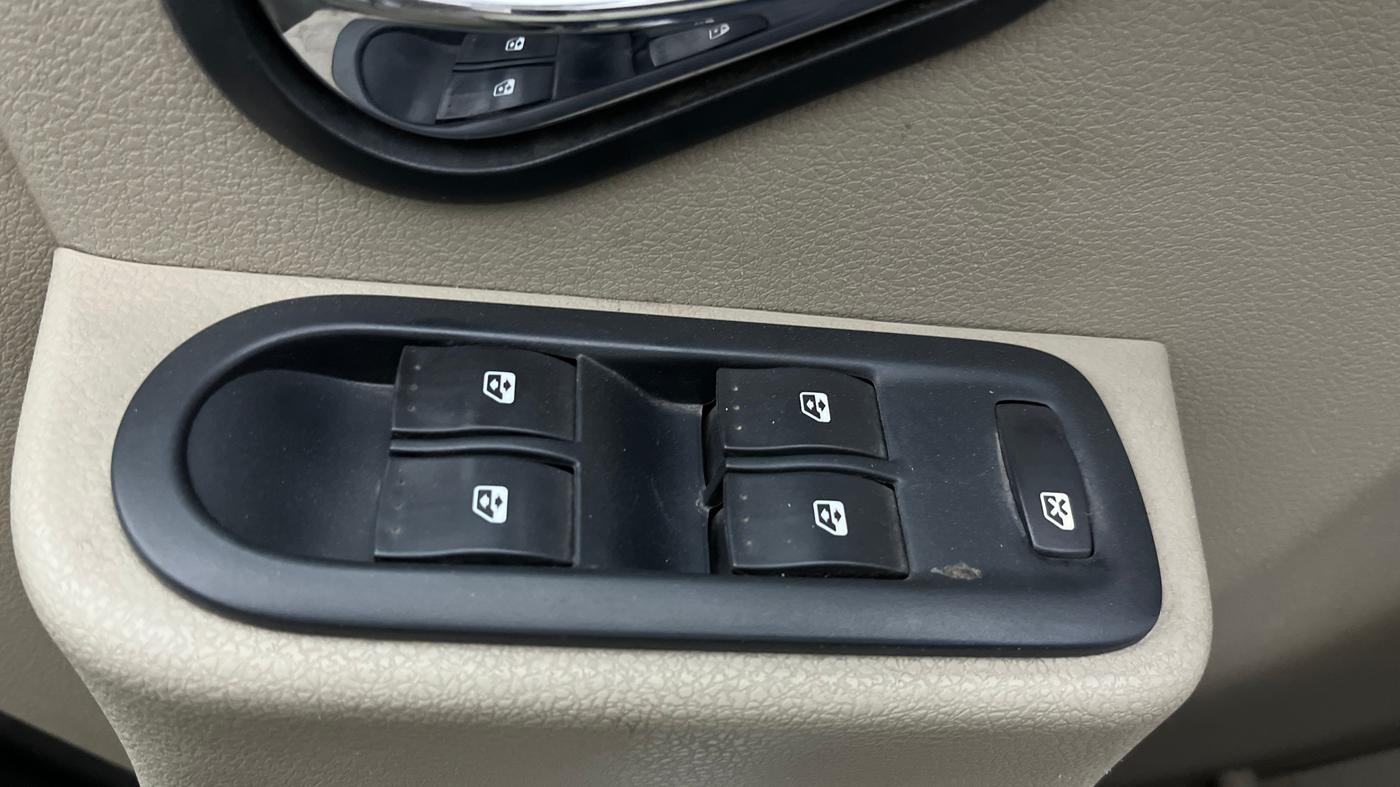 2015 Nissan Terrano XL (P), Petrol, Manual, 92,479 km, Driver Side Door Panels Control