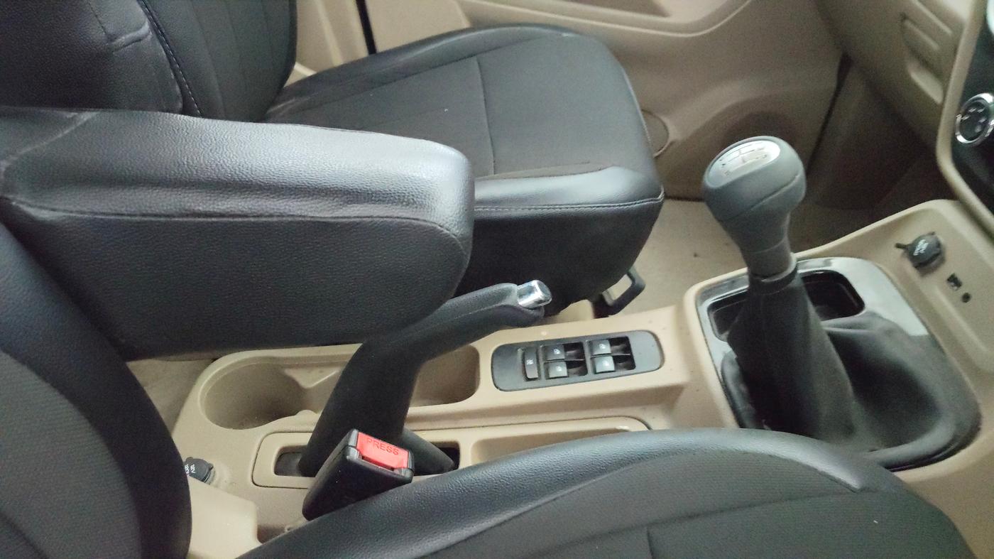 2015 Mahindra TUV300 T8, Diesel, Manual, 86,660 km, Gear Lever