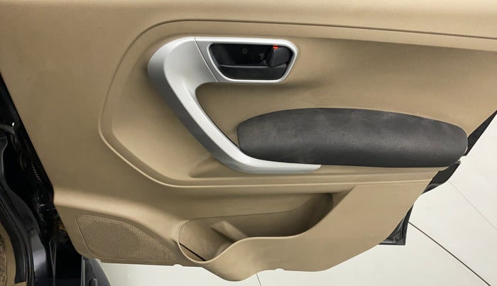 2018 Mahindra TUV 300 PLUS P8, Diesel, Manual, 83,004 km, Driver Side Door Panels Control