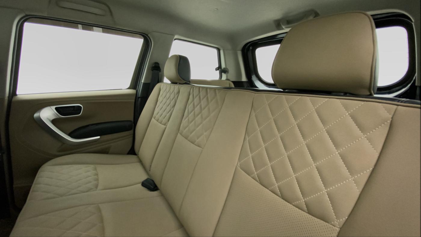 2018 Mahindra TUV 300 PLUS P8, Diesel, Manual, 83,004 km, Right Side Rear Door Cabin
