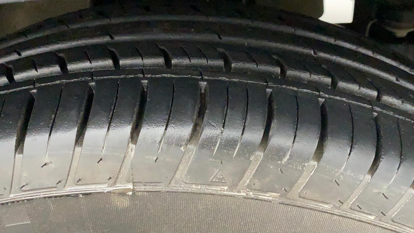 2018 Mahindra TUV 300 PLUS P8, Diesel, Manual, 83,004 km, Right Front Tyre Tread