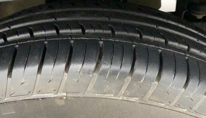 2018 Mahindra TUV 300 PLUS P8, Diesel, Manual, 83,004 km, Right Front Tyre Tread