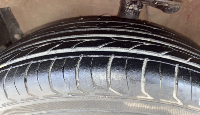 2013 Maruti Ritz LXI, Petrol, Manual, 99,195 km, Left Front Tyre Tread