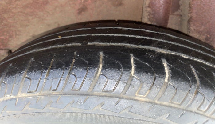 2013 Maruti Ritz LXI, Petrol, Manual, 99,195 km, Left Rear Tyre Tread
