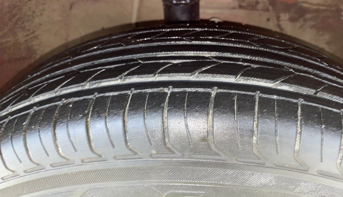2013 Maruti Ritz LXI, Petrol, Manual, 99,195 km, Right Front Tyre Tread