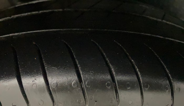 2017 Maruti IGNIS ZETA 1.2 AMT, Petrol, Automatic, 63,197 km, Right Rear Tyre Tread