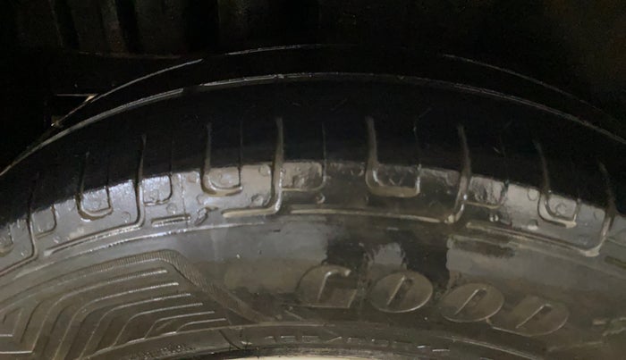 2017 Maruti Swift LXI (O), Petrol, Manual, 1,10,049 km, Right Rear Tyre Tread