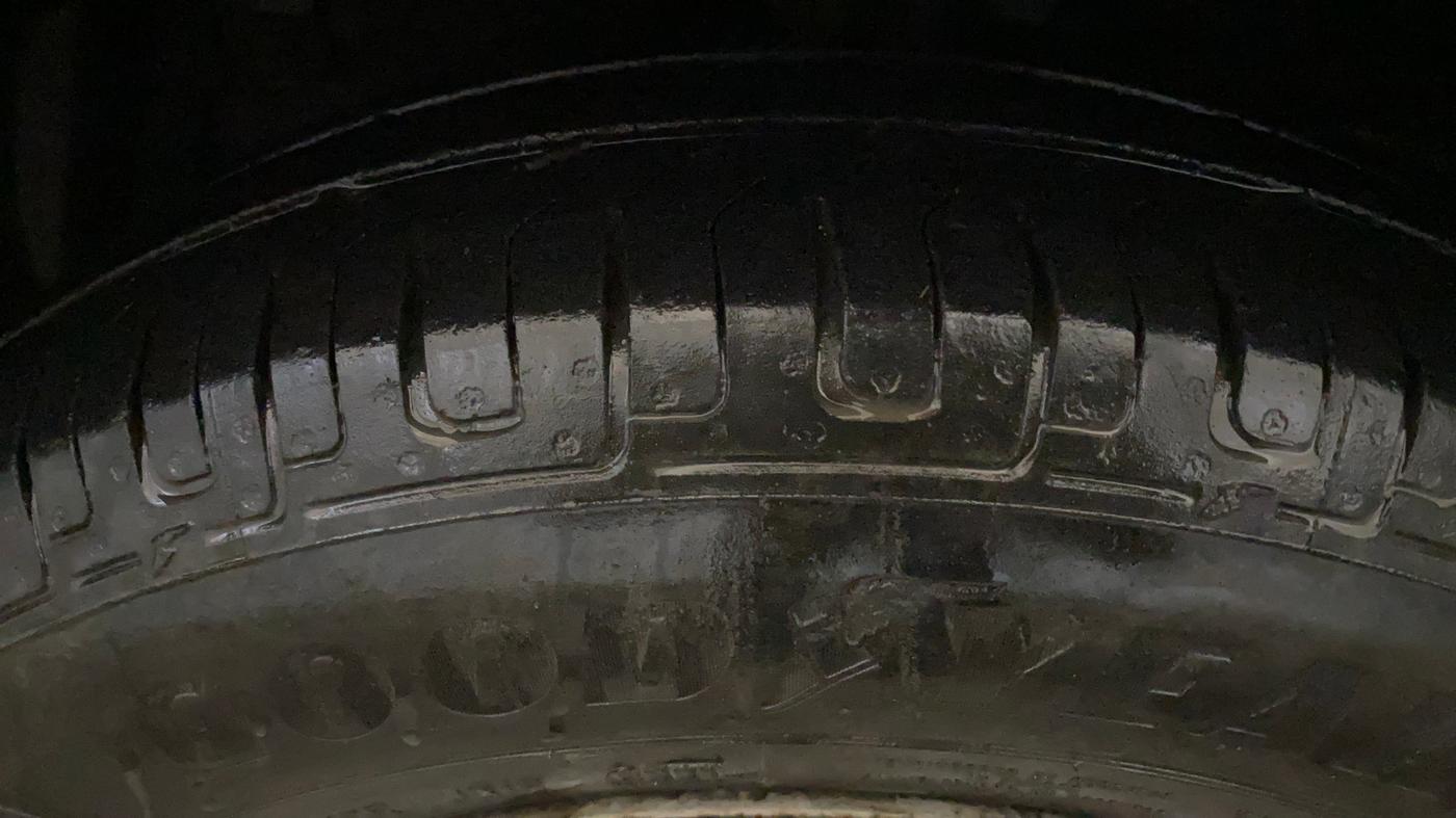 2017 Maruti Swift LXI (O), Petrol, Manual, 1,10,049 km, Left Front Tyre Tread