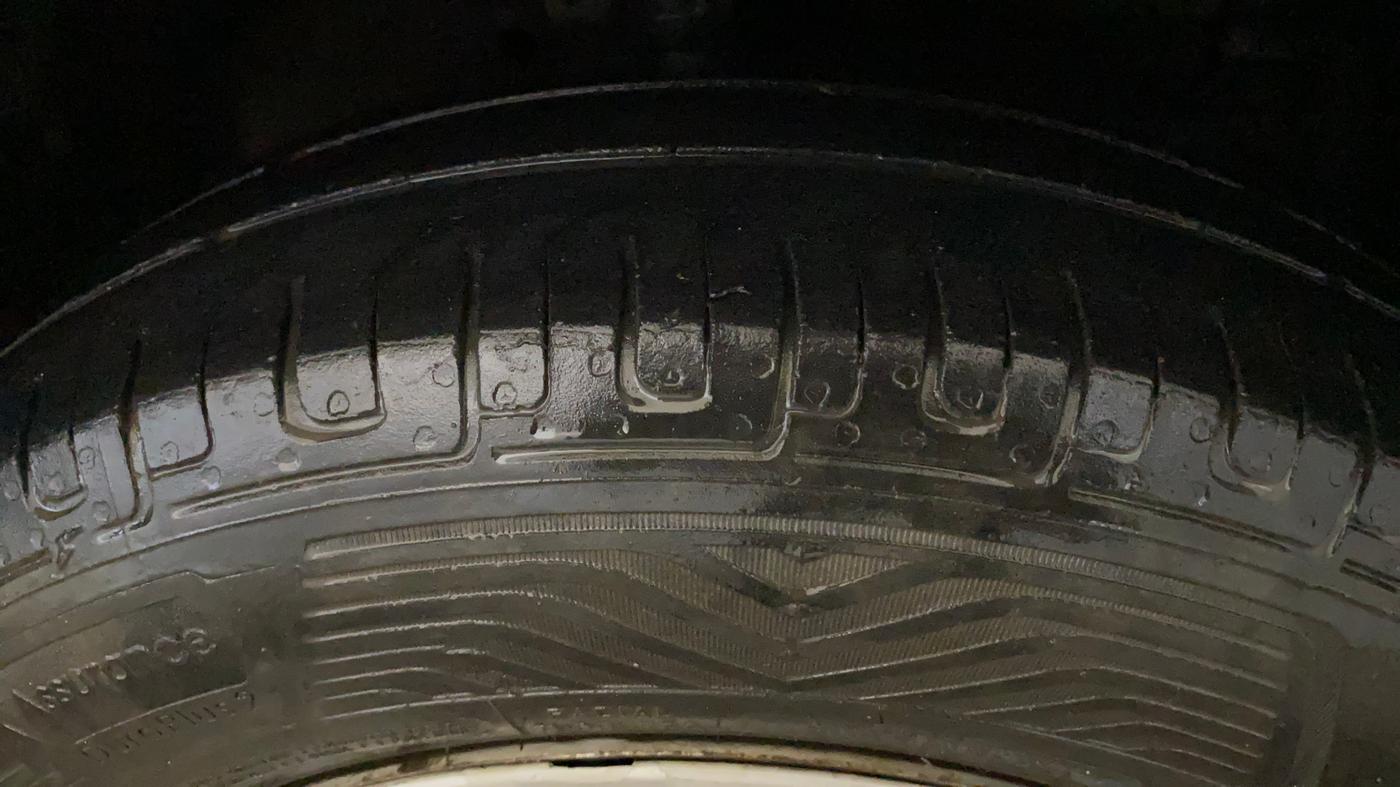 2017 Maruti Swift LXI (O), Petrol, Manual, 1,10,049 km, Right Front Tyre Tread