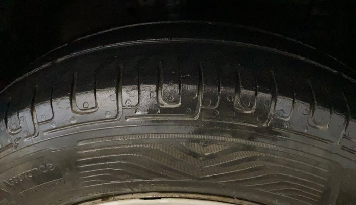 2017 Maruti Swift LXI (O), Petrol, Manual, 1,10,049 km, Right Front Tyre Tread