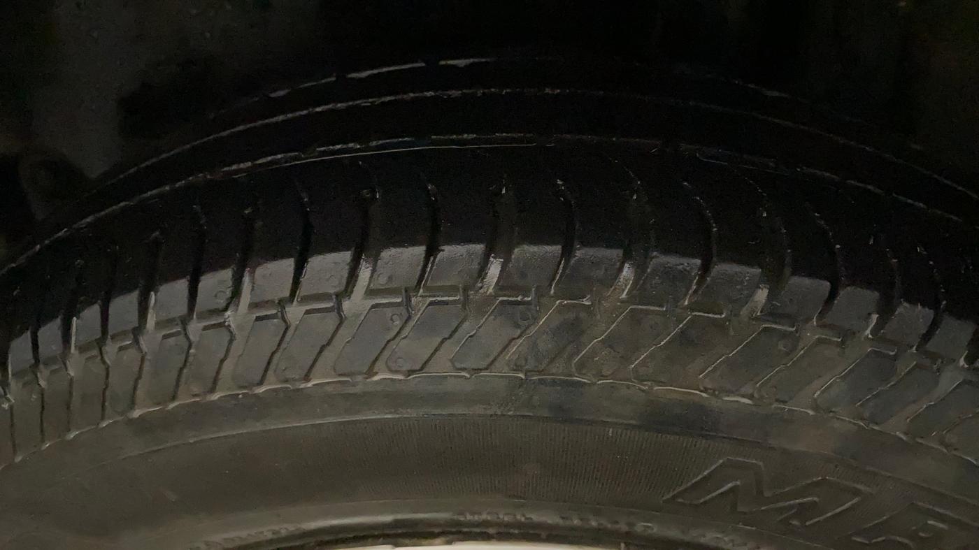 2017 Maruti Swift LXI (O), Petrol, Manual, 1,10,049 km, Left Rear Tyre Tread