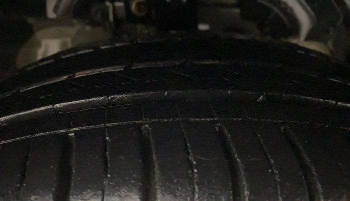 2015 Ford Figo Aspire TITANIUM 1.5 PETROL AT, Petrol, Automatic, 76,881 km, Right Front Tyre Tread