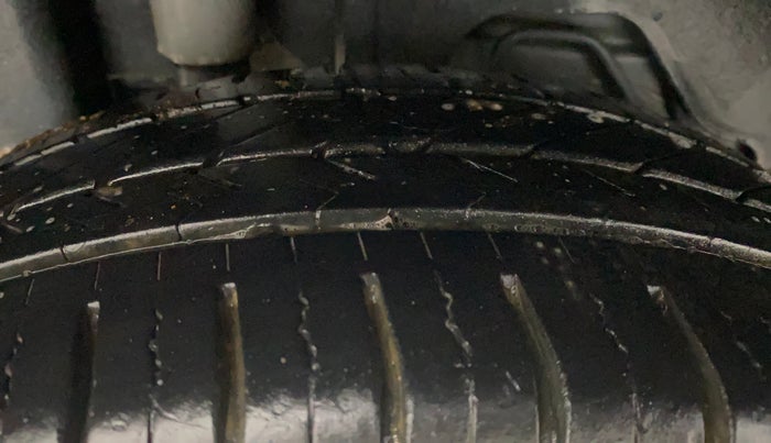 2015 Ford Figo Aspire TITANIUM 1.5 PETROL AT, Petrol, Automatic, 76,881 km, Right Rear Tyre Tread
