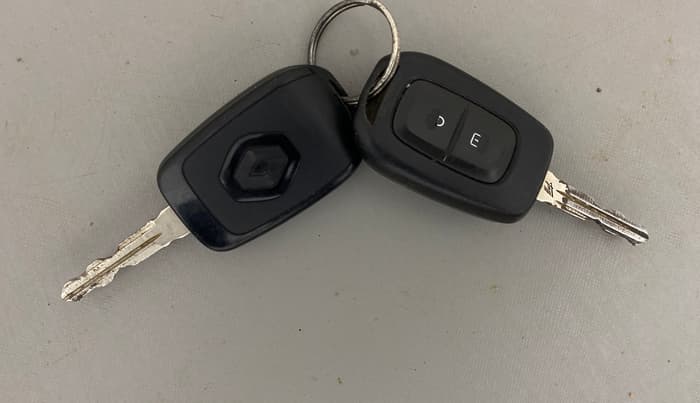 2019 Renault TRIBER RXL MT, Petrol, Manual, 1,06,095 km, Key Close Up