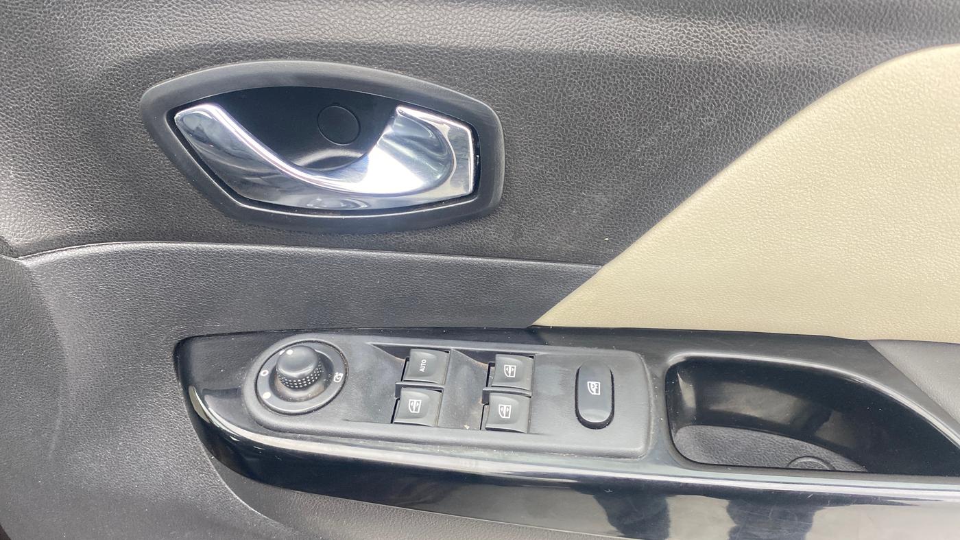 2019 Renault Captur PLATINE PETROL DUAL TONE, Petrol, Manual, 1,03,104 km, Driver Side Door Panels Control