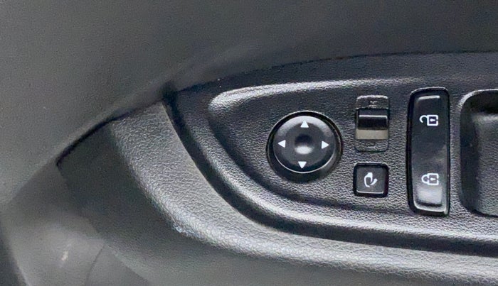 2019 Hyundai VENUE SX 1.4 CRDI, Diesel, Manual, 62,642 km, Right rear-view mirror - ORVM switch has minor damage