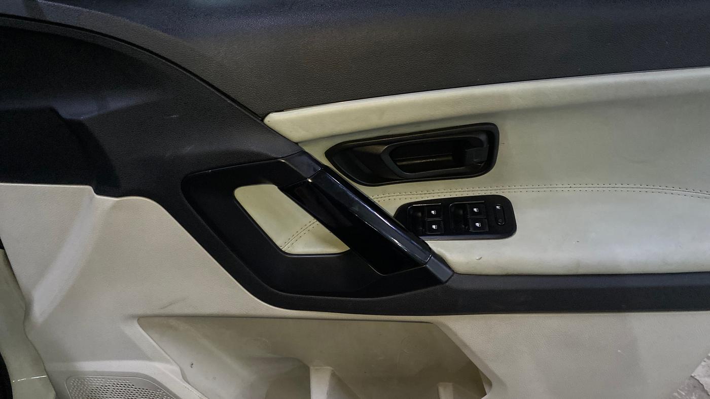 2022 Tata Safari XE, Diesel, Manual, 60,332 km, Driver Side Door Panels Control