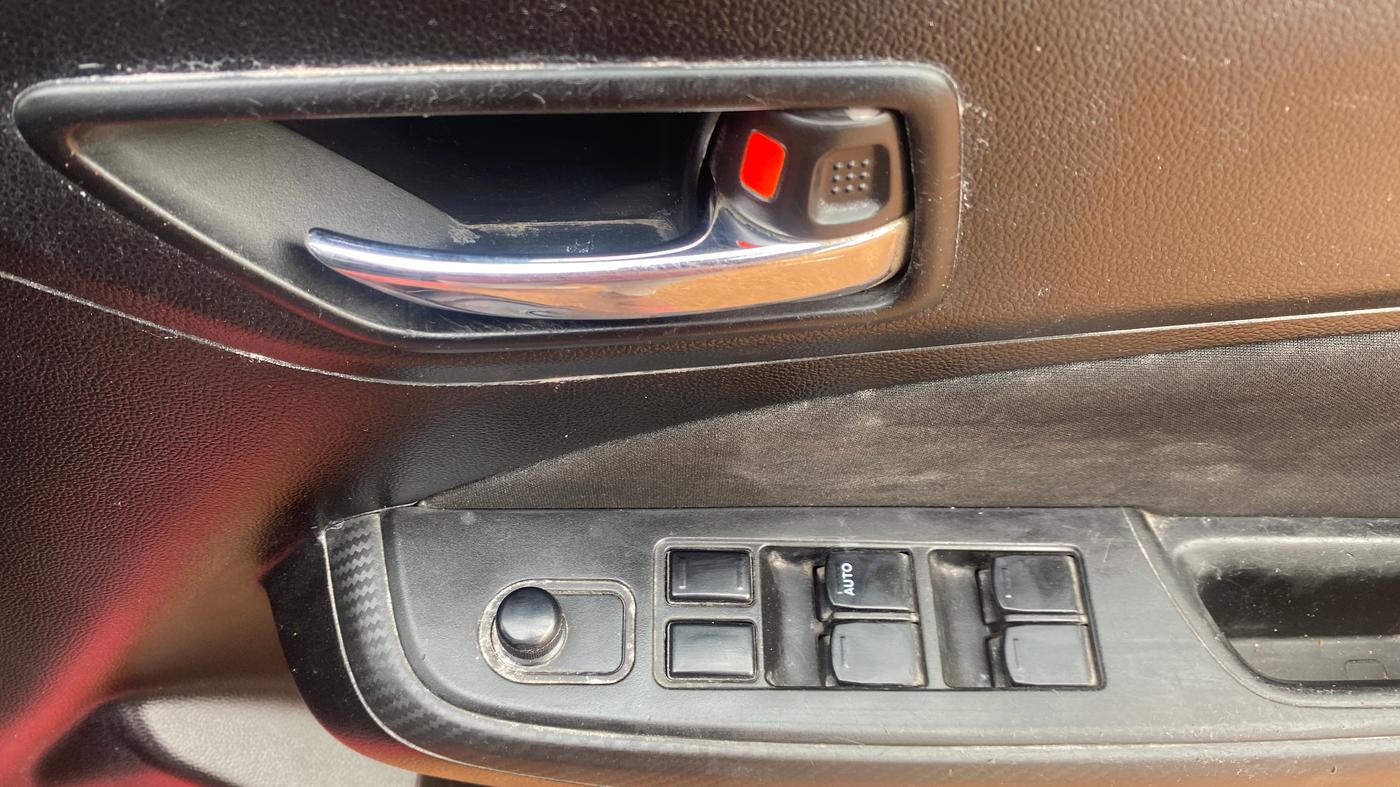 2018 Maruti Swift VXI, Petrol, Manual, 1,01,722 km, Driver Side Door Panels Control
