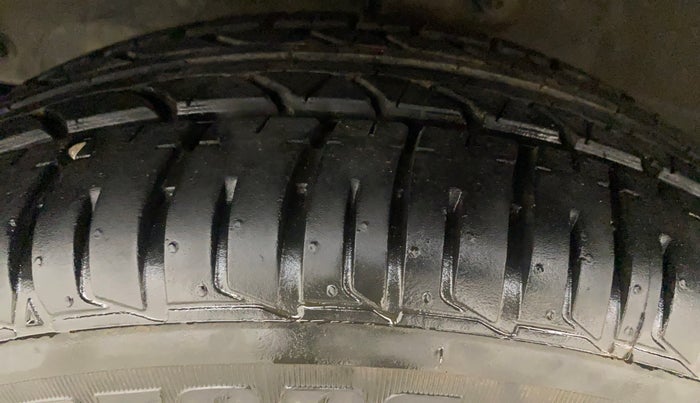 2018 Mahindra KUV 100 NXT K8 P 6 STR, Petrol, Manual, 32,647 km, Left Front Tyre Tread