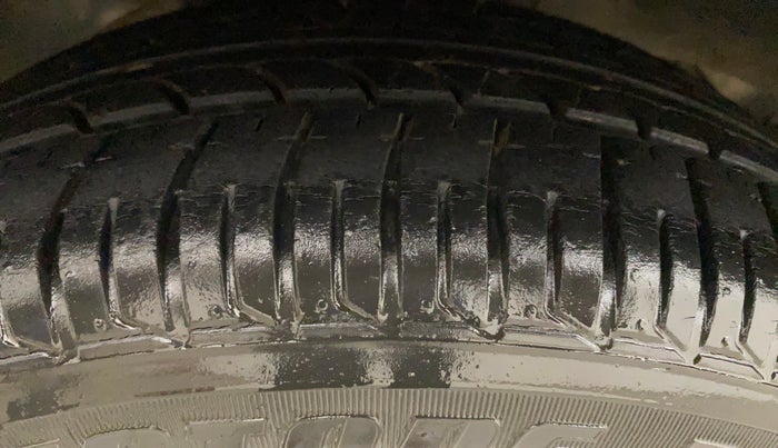 2018 Mahindra KUV 100 NXT K8 P 6 STR, Petrol, Manual, 32,647 km, Right Rear Tyre Tread