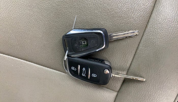 2018 Mahindra KUV 100 NXT K8 P 6 STR, Petrol, Manual, 32,647 km, Key Close Up