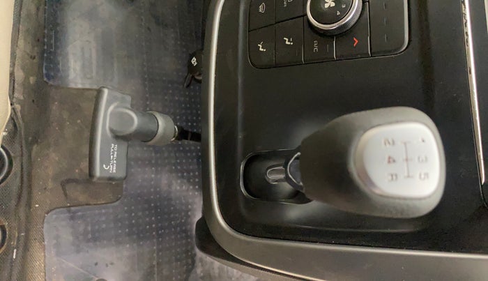 2018 Mahindra KUV 100 NXT K8 P 6 STR, Petrol, Manual, 32,647 km, Gear Lever