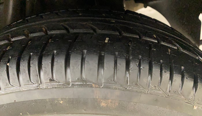 2018 Mahindra KUV 100 NXT K8 P 6 STR, Petrol, Manual, 32,647 km, Left Rear Tyre Tread