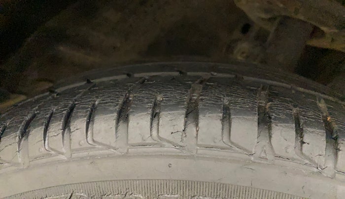 2018 Mahindra KUV 100 NXT K8 P 6 STR, Petrol, Manual, 32,647 km, Right Front Tyre Tread