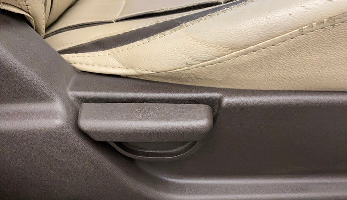 2010 Hyundai i20 SPORTZ 1.2, Petrol, Manual, 26,669 km, Driver Side Adjustment Panel