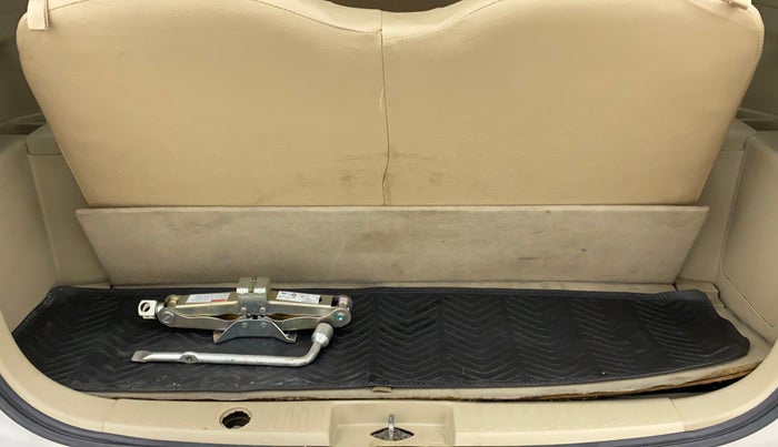 2012 Maruti Ertiga VDI, Diesel, Manual, 1,37,247 km, Dicky (Boot door) - Tool missing