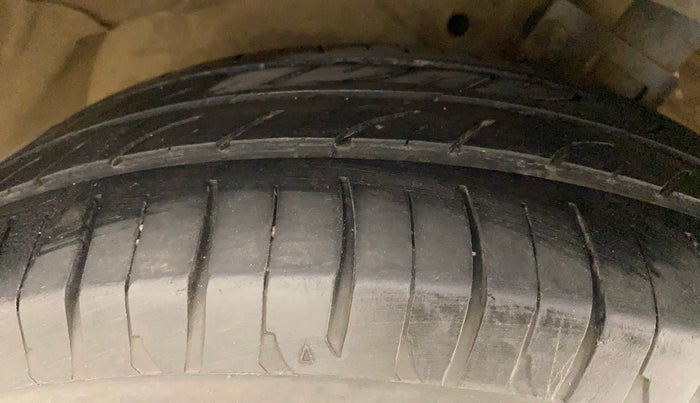 2012 Maruti Ertiga VDI, Diesel, Manual, 1,37,247 km, Right Front Tyre Tread