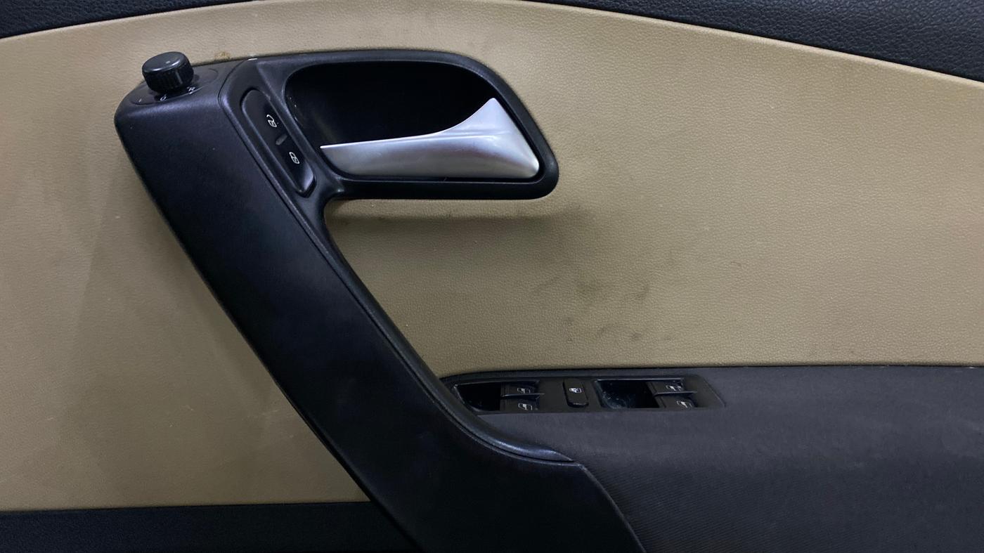 2015 Volkswagen Polo HIGHLINE1.5L, Diesel, Manual, 94,250 km, Driver Side Door Panels Control