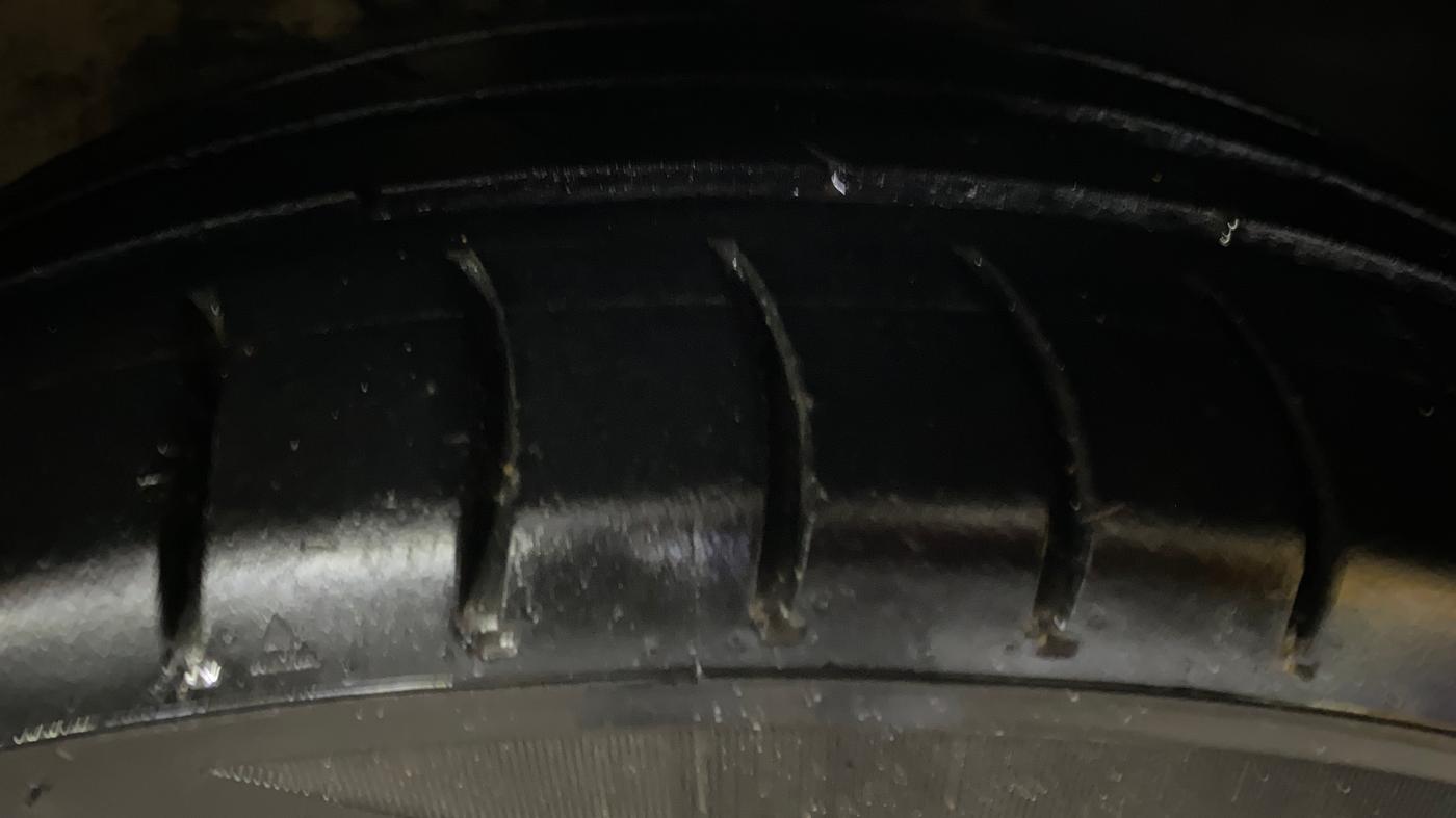 2015 Volkswagen Polo HIGHLINE1.5L, Diesel, Manual, 94,250 km, Right Front Tyre Tread