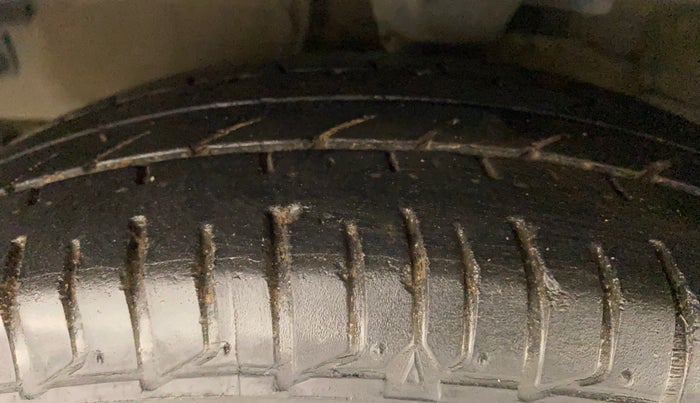 2011 Hyundai i10 MAGNA 1.2, Petrol, Manual, 32,645 km, Left Front Tyre Tread