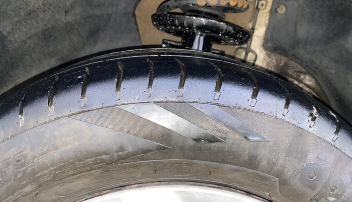 2014 Volkswagen Polo COMFORTLINE 1.5L, Diesel, Manual, 49,147 km, Left Front Tyre Tread