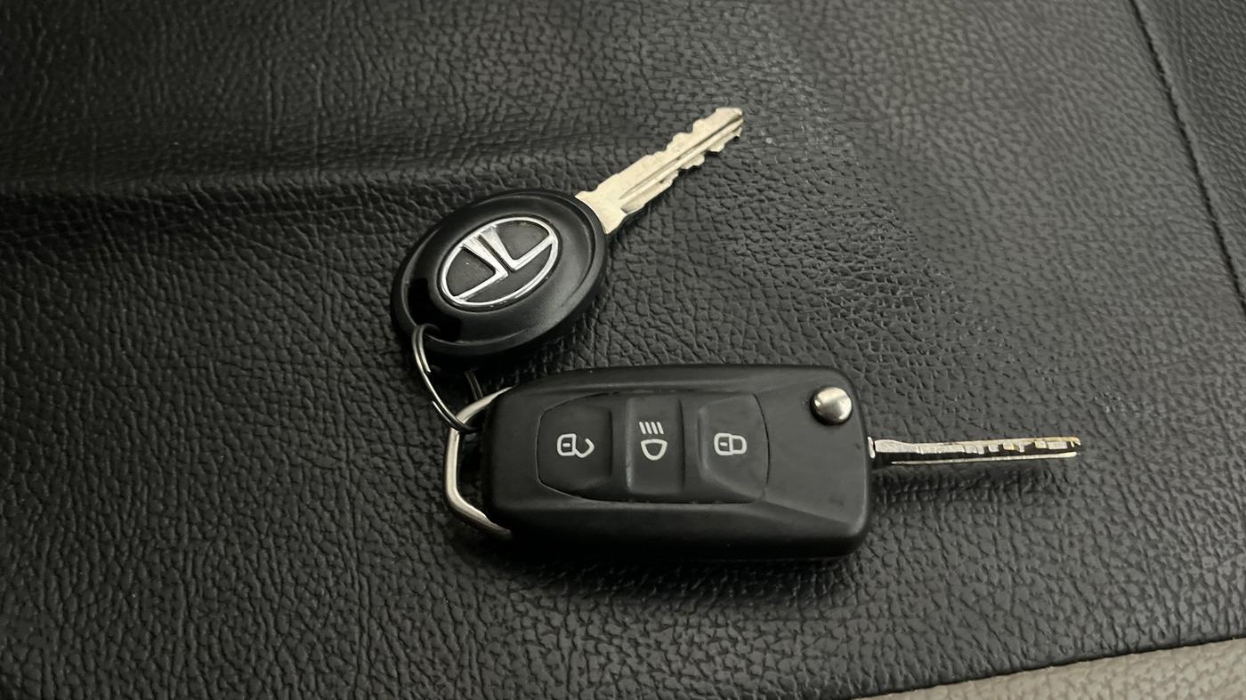 2018 Tata Tiago XZ PETROL, Petrol, Manual, 17,857 km, Key Close Up