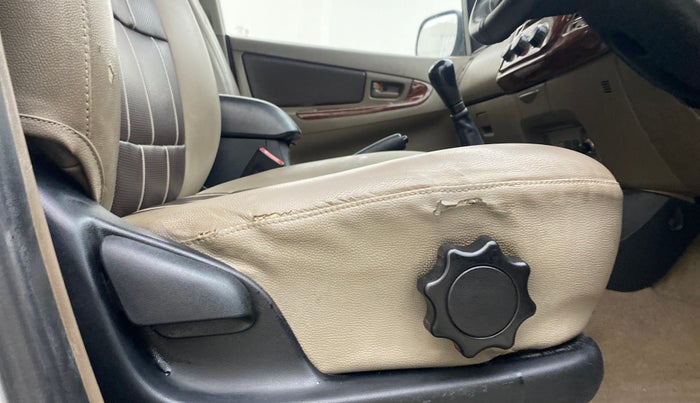 2015 Toyota Innova 2.5 GX 8 STR, Diesel, Manual, 97,979 km, Driver Side Adjustment Panel