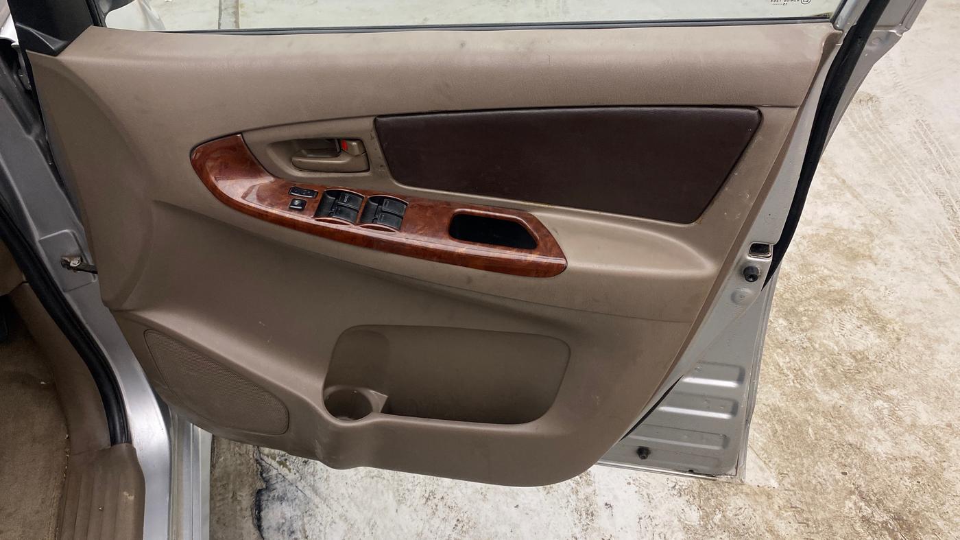 2015 Toyota Innova 2.5 GX 8 STR, Diesel, Manual, 98,235 km, Driver Side Door Panels Control