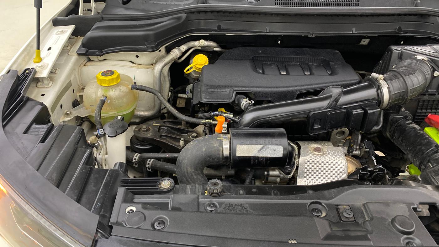 2022 Mahindra XUV300 W8 1.2 PETROL, Petrol, Manual, 62,411 km, Engine View - Right