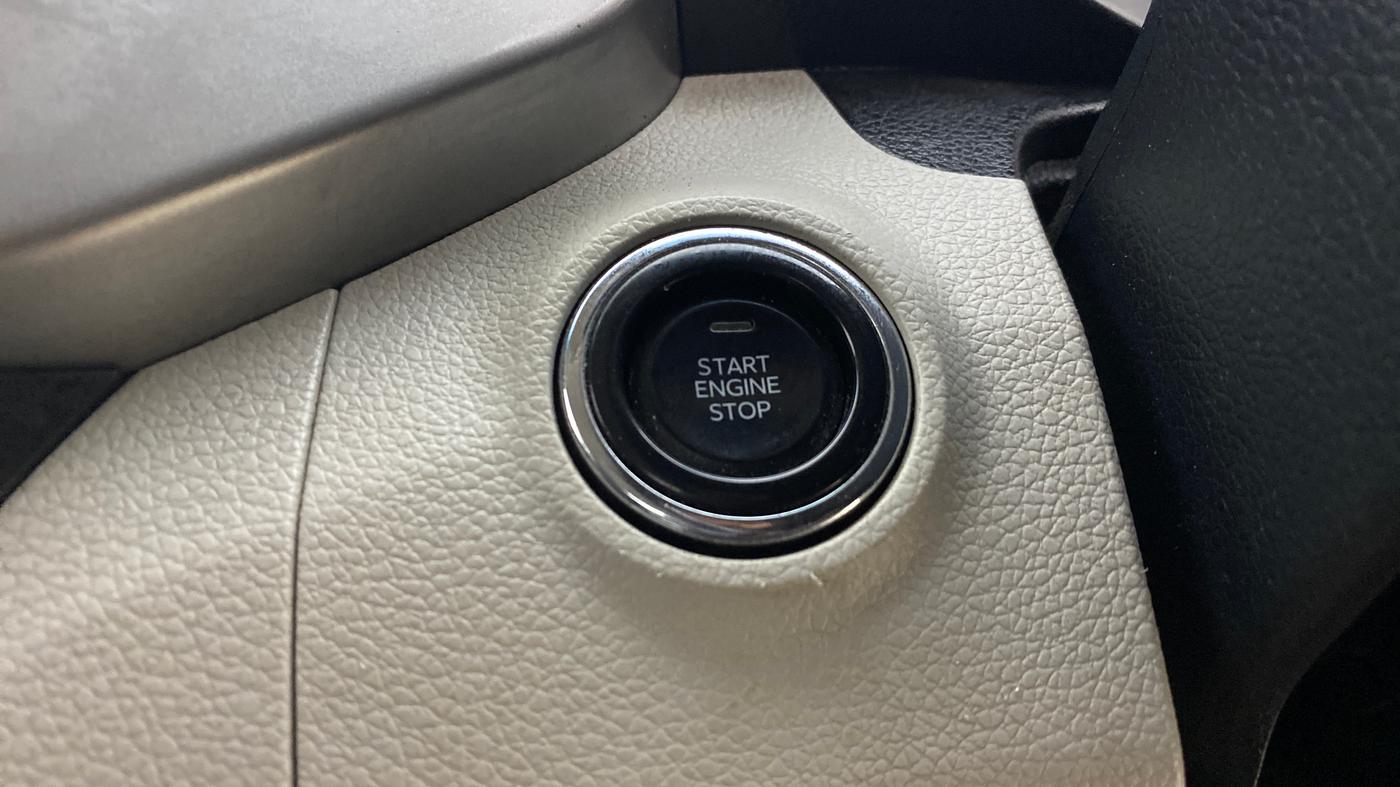2022 Mahindra XUV300 W8 1.2 PETROL, Petrol, Manual, 62,411 km, Keyless Start/ Stop Button