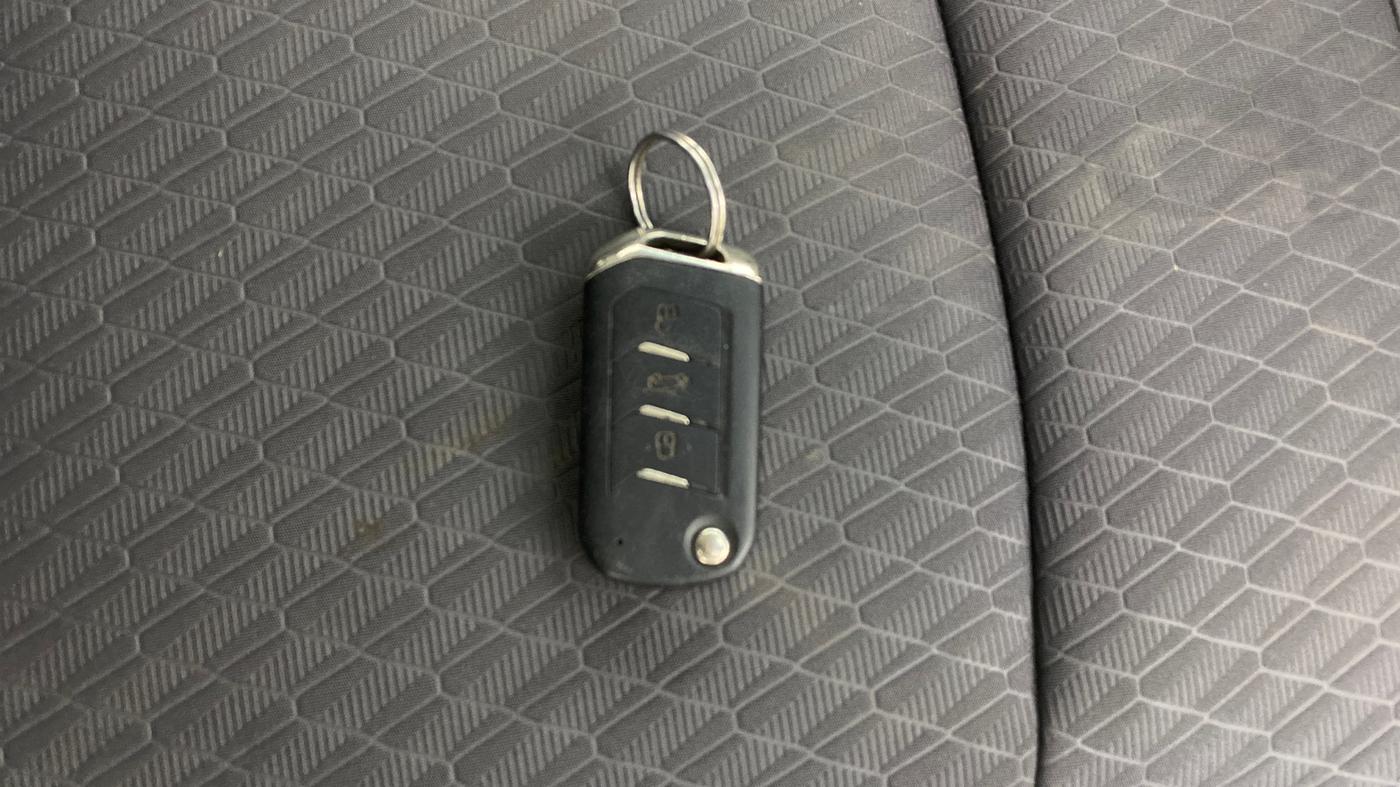 2022 Mahindra XUV300 W8 1.2 PETROL, Petrol, Manual, 62,411 km, Key Close Up