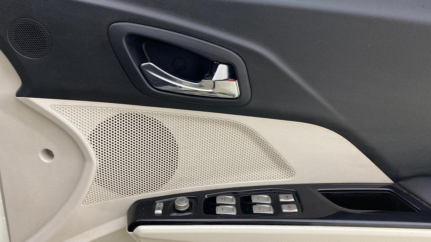 2022 Mahindra XUV300 W8 1.2 PETROL, Petrol, Manual, 62,411 km, Driver Side Door Panels Control