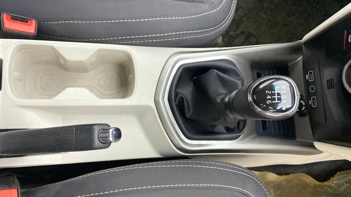 2022 Mahindra XUV300 W8 1.2 PETROL, Petrol, Manual, 62,411 km, Gear Lever