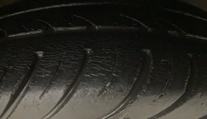 2017 Hyundai Eon SPORTZ, Petrol, Manual, 45,834 km, Right Front Tyre Tread