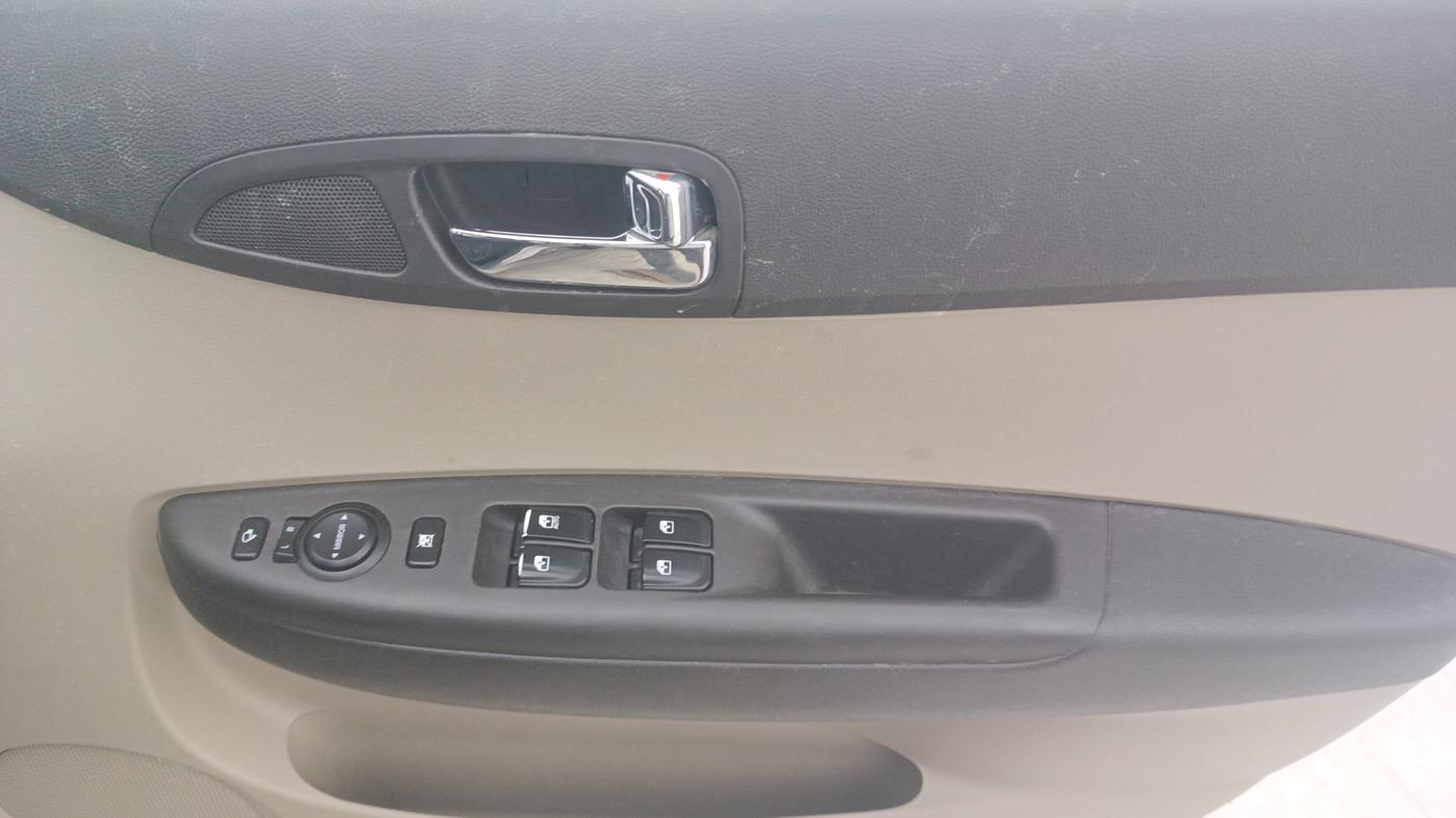 2014 Hyundai i20 SPORTZ 1.2, Petrol, Manual, 66,557 km, Driver Side Door Panels Control